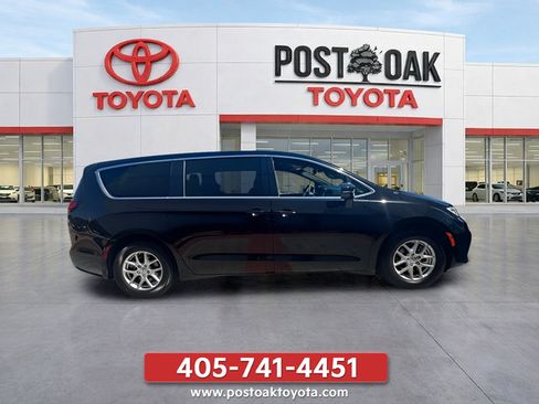 Used 2025 Chrysler Pacifica Select FWD image 10