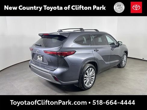 Used 2023 Toyota Highlander Platinum image 3