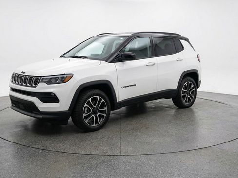Used 2025 Jeep Compass Trailhawk AWD/4WD image 3