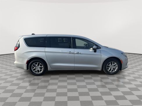 Used 2023 Chrysler Voyager LX FWD image 6