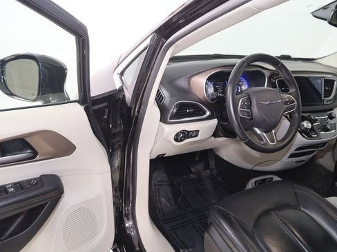 Used 2017 Chrysler Pacifica Touring-L image 45