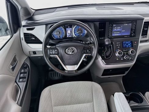 Certified 2018 Toyota Sienna LE FWD image 21