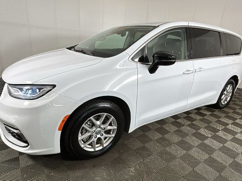 Used 2024 Chrysler Pacifica Touring-L FWD image 6