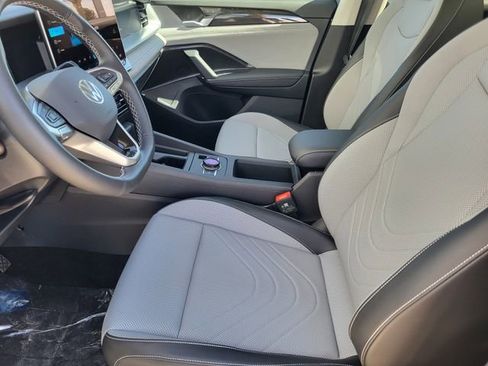 New 2026 Volkswagen Tiguan SE image 9