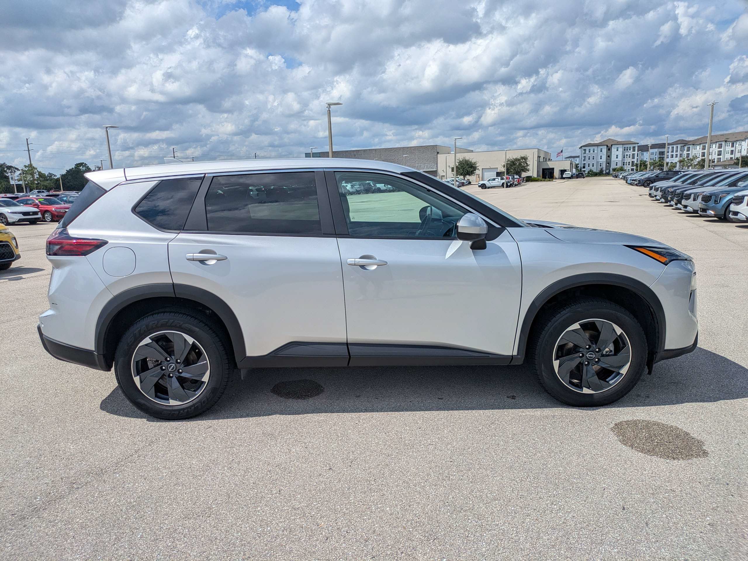 Used 2025 Nissan Rogue SV FWD image 4