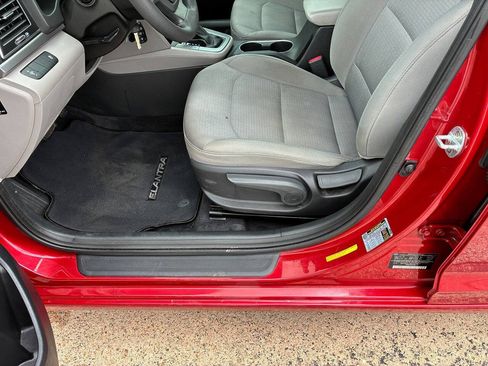Used 2017 Hyundai Elantra SE FWD image 12