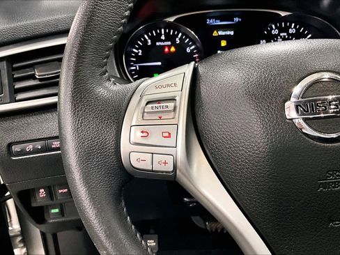 Used 2016 Nissan Rogue SL image 22