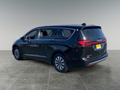 Used 2024 Chrysler Pacifica Limited FWD image 3