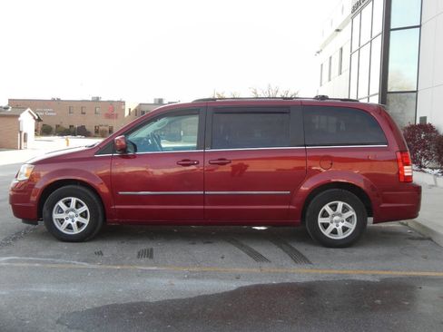Used 2010 Chrysler Town & Country Touring Plus image 10