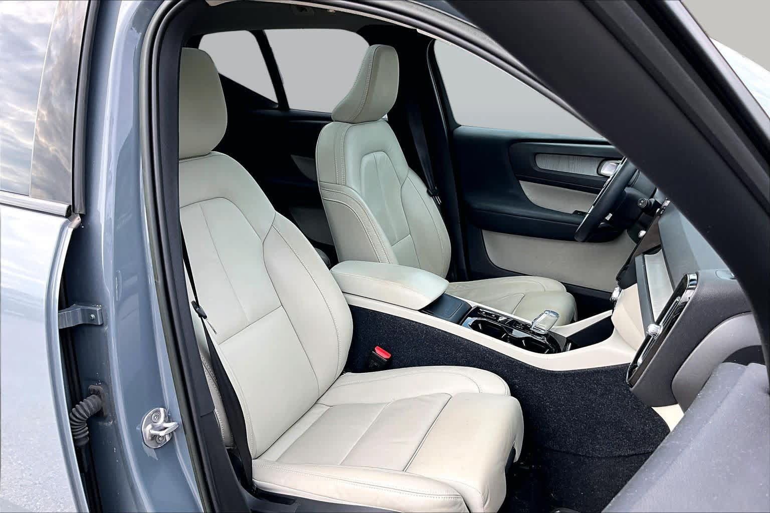 Used 2023 Volvo XC40 B5 Plus w/ Driver Assist Package AWD/4WD image 8