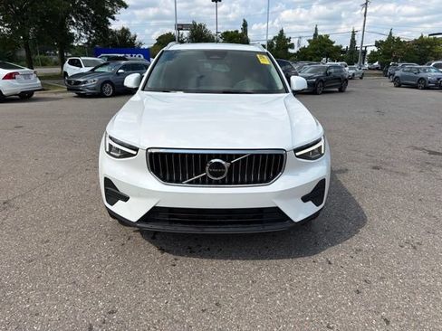 Used 2024 Volvo XC40 B5 Core AWD/4WD image 2