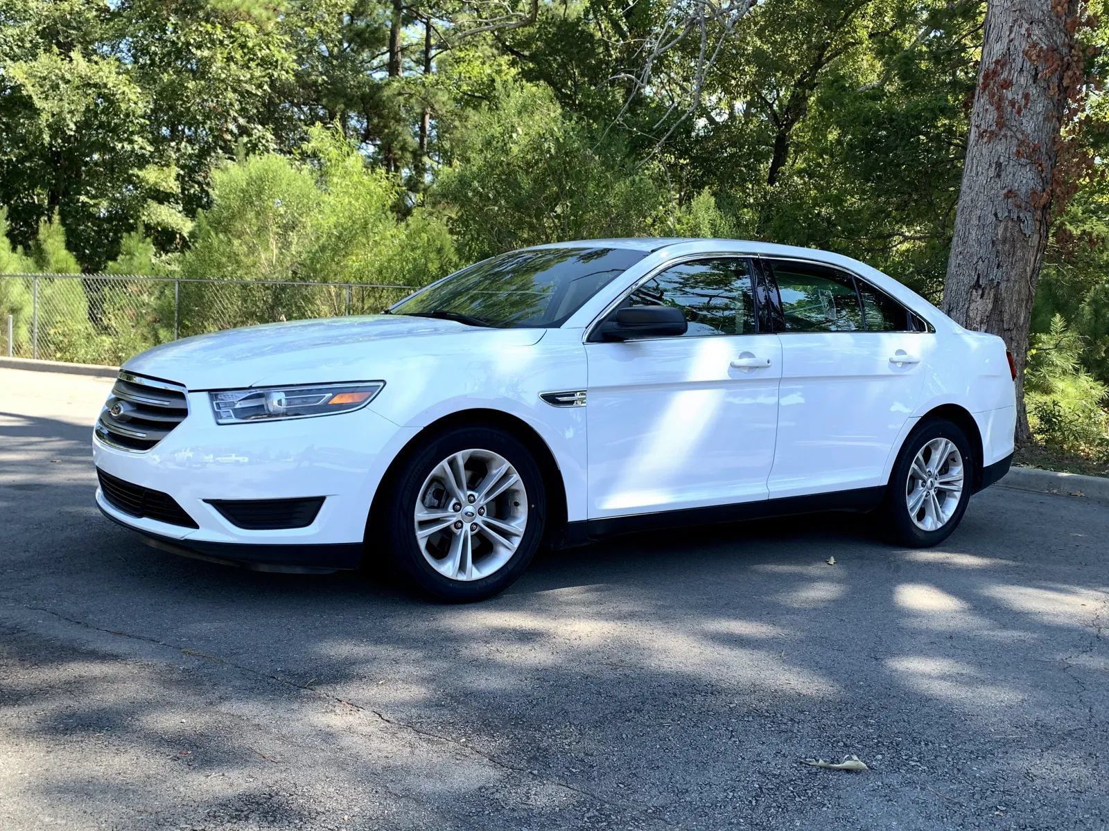 Used 2019 Ford Taurus SE FWD image 3