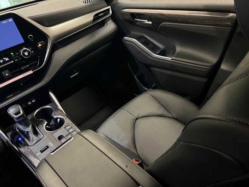 Certified 2025 Toyota Highlander Platinum image 11