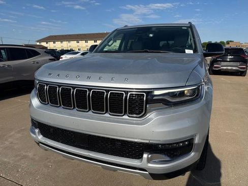 Used 2024 Jeep Wagoneer L Series II w/ Flexible Seating Group AWD/4WD image 8