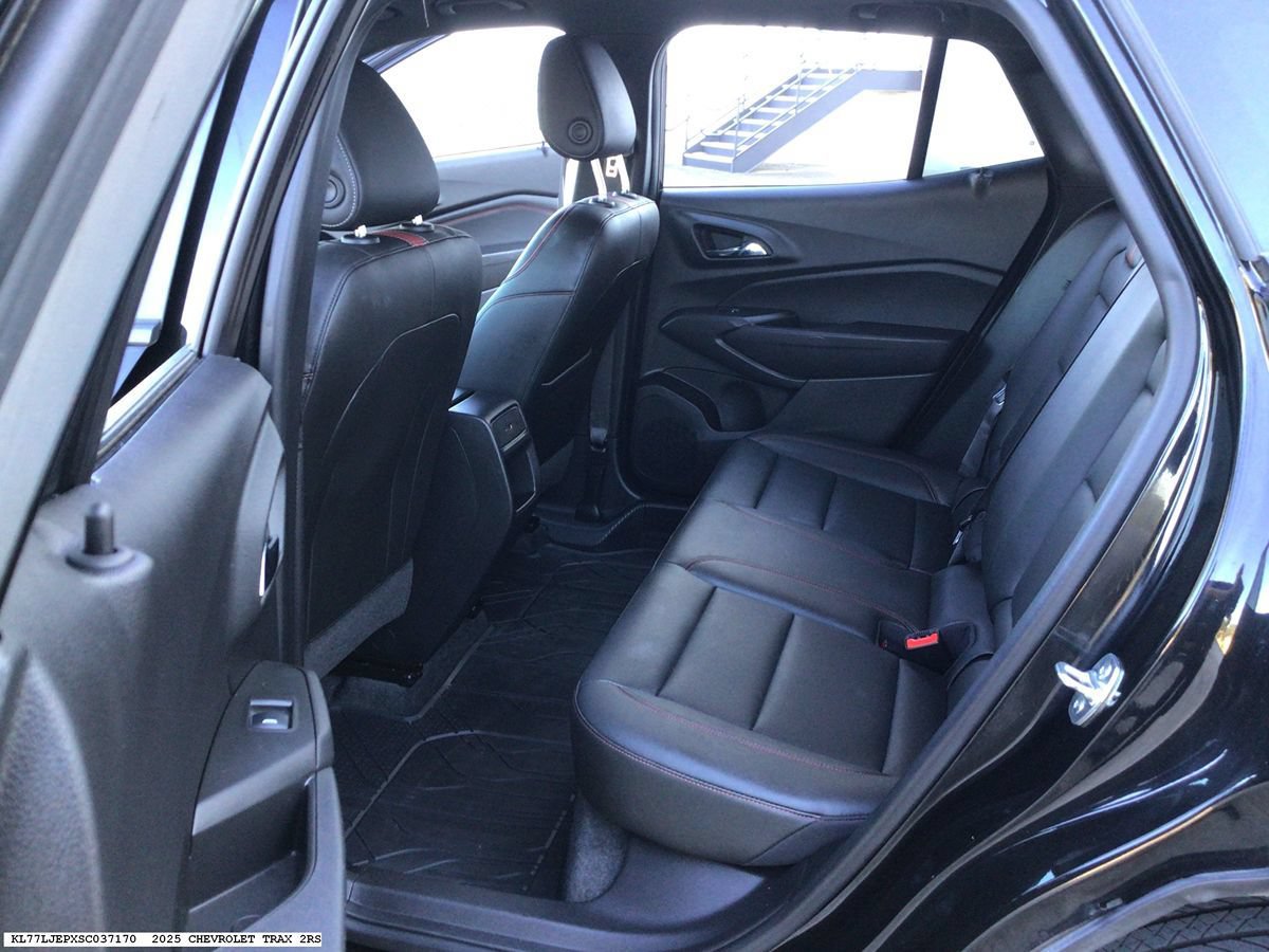 Used 2025 Chevrolet Trax RS w/ Sunroof Package FWD image 9