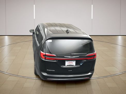Used 2023 Chrysler Pacifica Touring-L FWD image 37