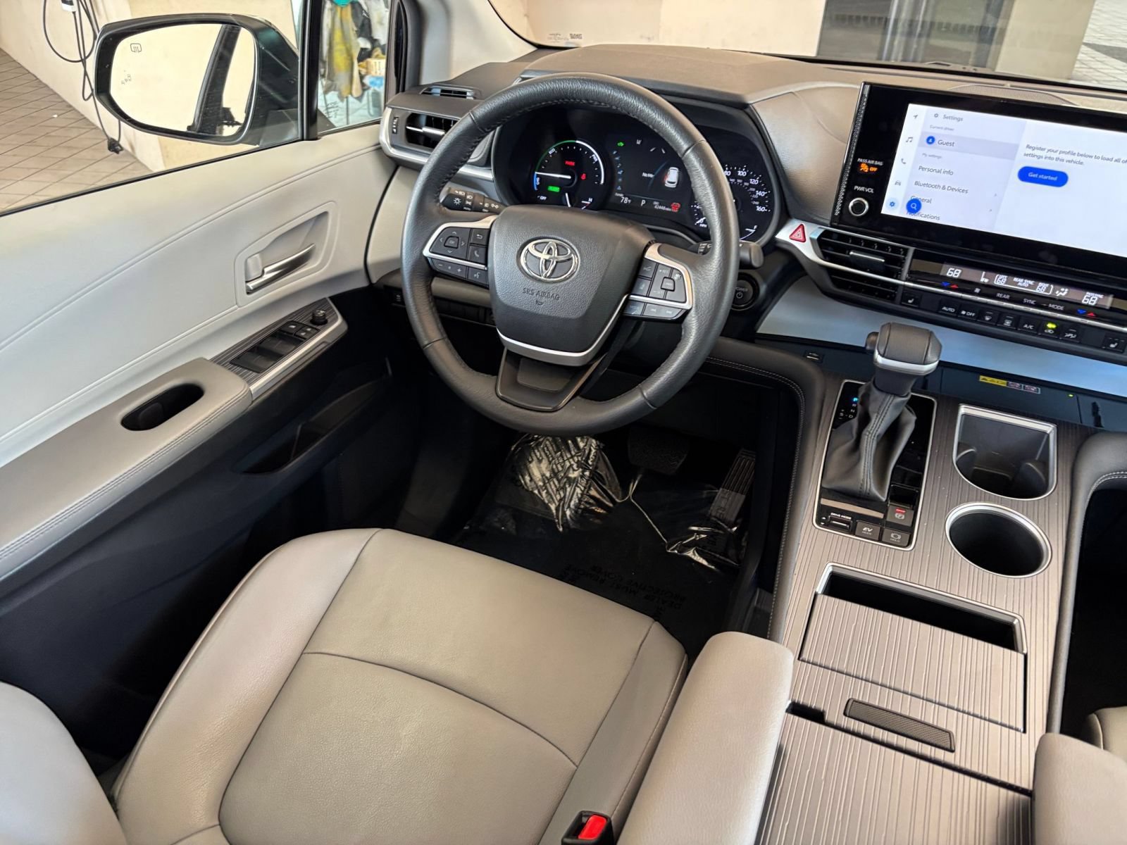 Used 2025 Toyota Sienna XLE FWD image 36