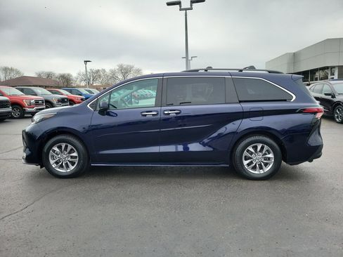 Used 2022 Toyota Sienna XLE image 7