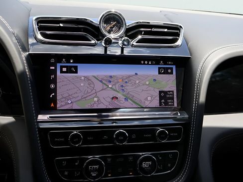 Used 2021 Bentley Bentayga Plug-In Hybrid AWD/4WD image 22