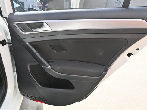 Used 2016 Volkswagen e-Golf SE w/ DC Fast Charging Package image 42