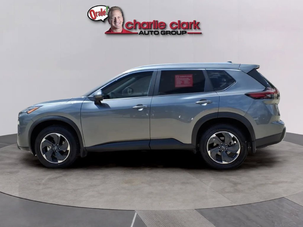 Used 2024 Nissan Rogue SV w/ SV Premium Package FWD image 2