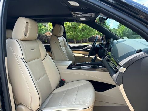 Used 2022 Cadillac Escalade Premium Luxury w/ Performance Package AWD/4WD image 53