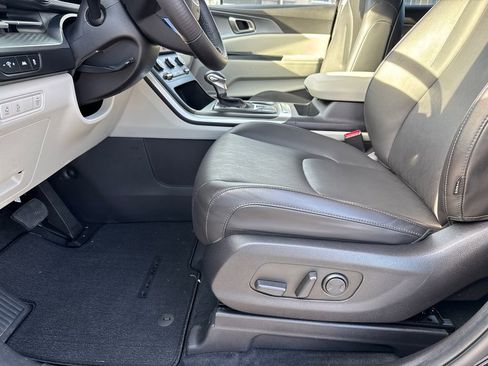 Certified 2023 Kia Carnival LX image 10