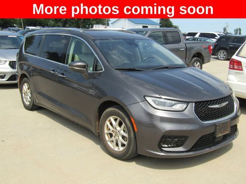 Used 2021 Chrysler Pacifica Touring-L FWD image 7