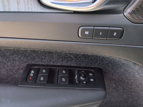 Certified 2024 Volvo XC40 B5 Ultimate w/ Protection Package Premier image 15