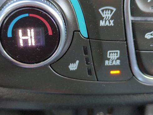 Used 2023 Chevrolet Traverse LT FWD image 23