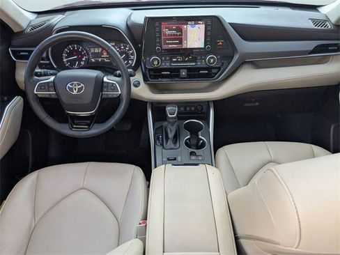 Used 2020 Toyota Highlander XLE image 18