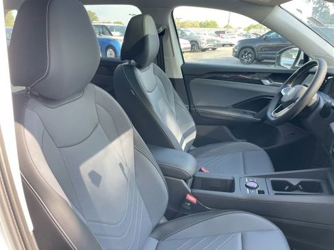 New 2025 Volkswagen Tiguan SE image 49