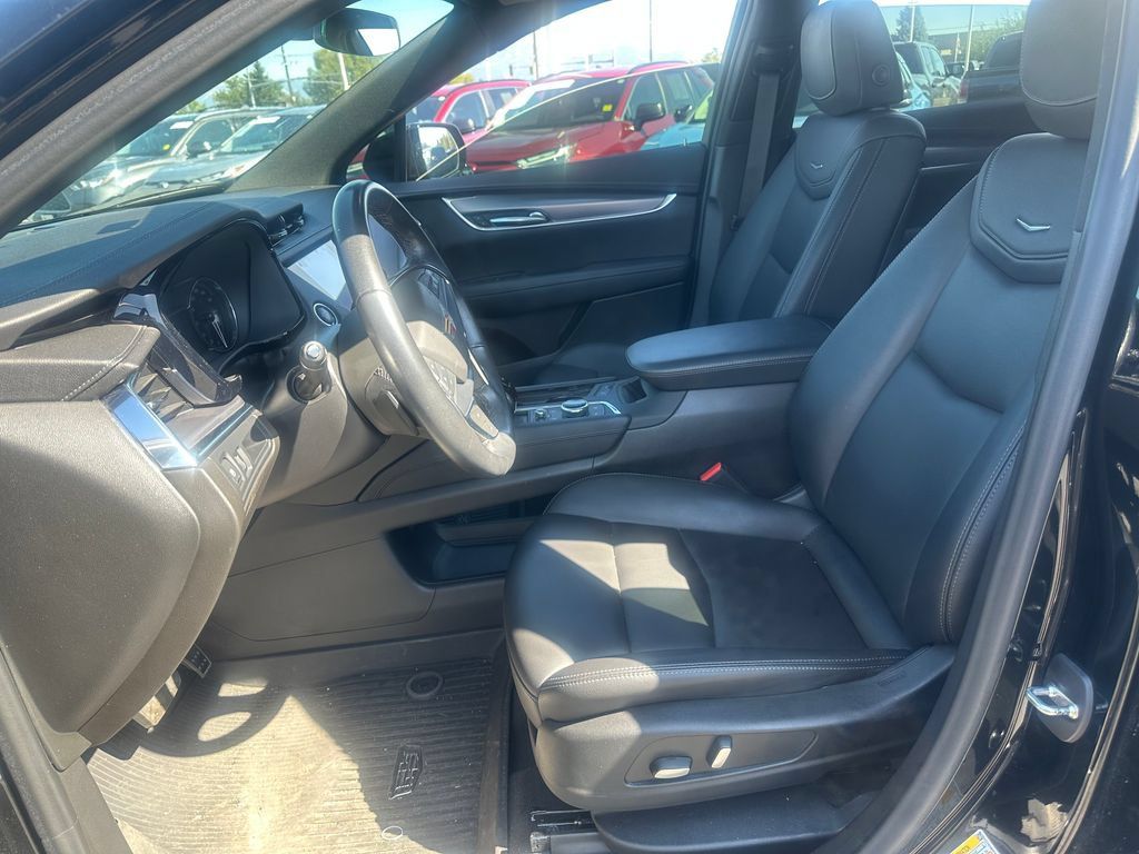 Used 2022 Cadillac XT5 Luxury w/ LPO, ONYX Package AWD/4WD image 4