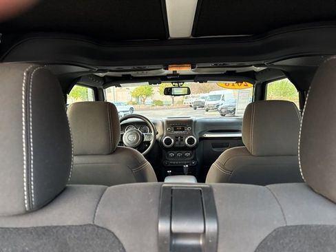 Used 2018 Jeep Wrangler Rubicon w/ Power Convenience Group image 15