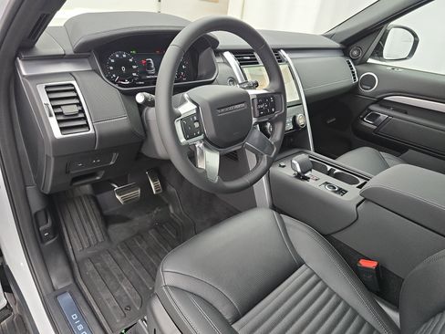 New 2025 Land Rover Discovery Dynamic SE image 17