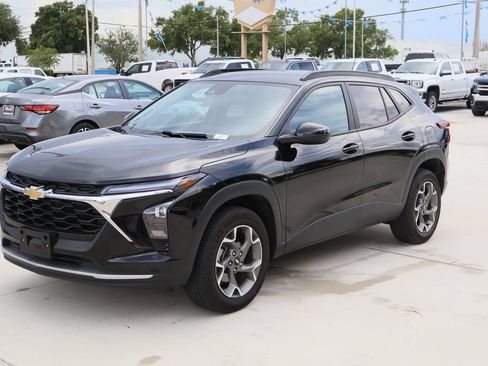 Used 2025 Chevrolet Trax LT FWD image 5