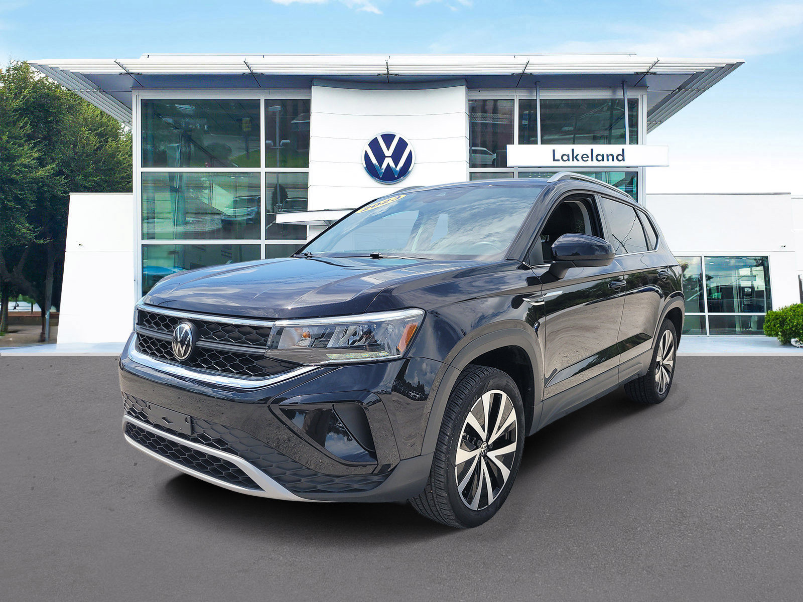 Used 2023 Volkswagen Taos SE w/ Panoramic Sunroof Package FWD image 2