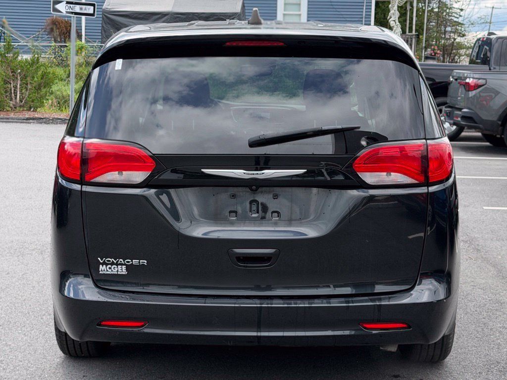 Used 2023 Chrysler Voyager LX FWD image 4