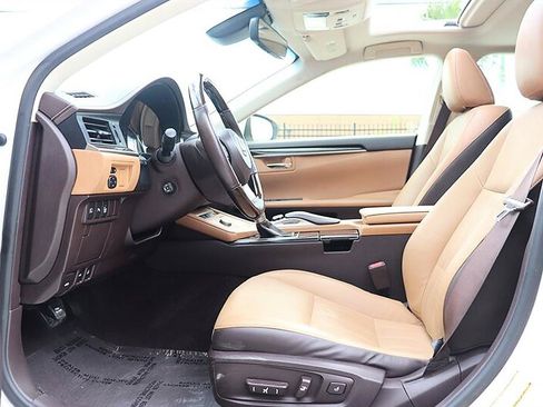 Used 2016 Lexus ES 350 w/ Luxury Package w/Wood Trim FWD image 16