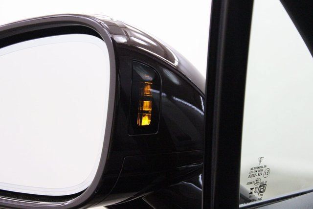 Used 2024 Porsche Macan AWD/4WD image 40
