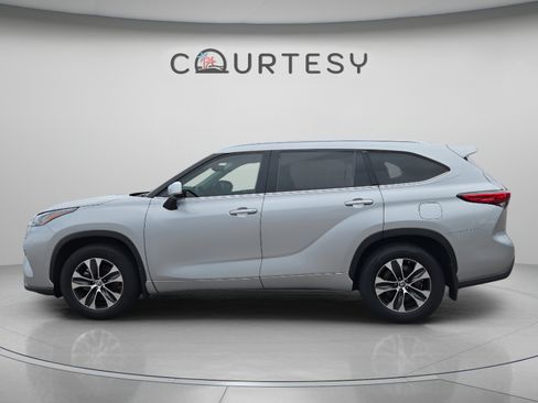 Used 2020 Toyota Highlander XLE AWD/4WD image 2