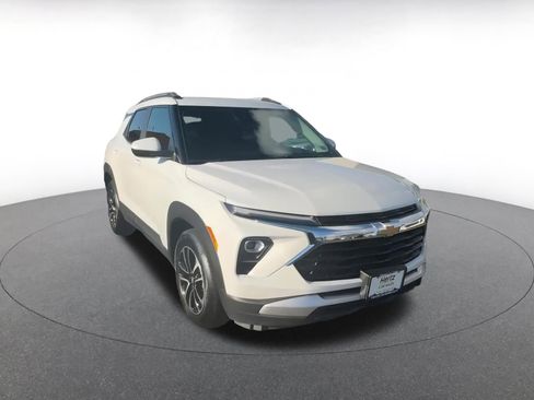 Used 2025 Chevrolet TrailBlazer LT image 3