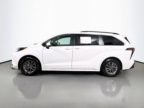 Used 2024 Toyota Sienna LE image 9