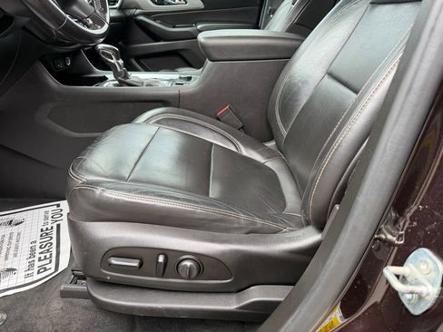 Used 2021 Chevrolet Traverse LT w/ LT Premium Package FWD image 16