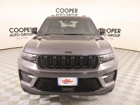 Used 2025 Jeep Grand Cherokee Altitude RWD image 9