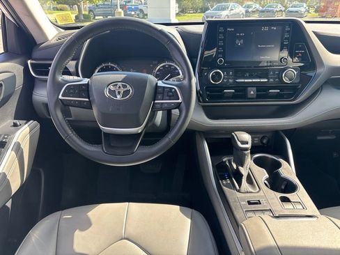 Used 2022 Toyota Highlander XLE AWD/4WD image 26