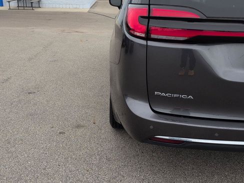Used 2023 Chrysler Pacifica Touring-L FWD image 6