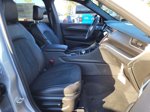 New 2025 Jeep Grand Cherokee L Altitude image 10