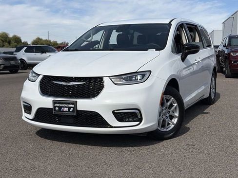 Used 2024 Chrysler Pacifica Touring-L image 3