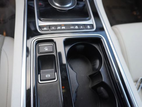 Used 2017 Jaguar XF Premium image 19